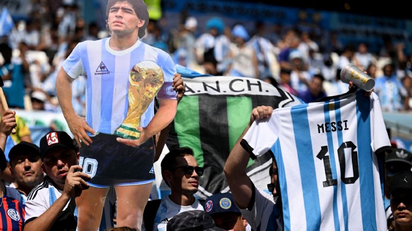 En FOTOS: aficionados no olvidan a Maradona y lo llevan el debut de Argentina en Qatar 2022