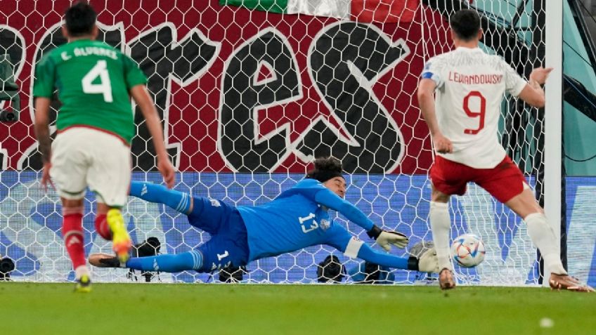 VIDEO: la heroica atajada de penal de Guillermo Ochoa a Robert Lewandowski