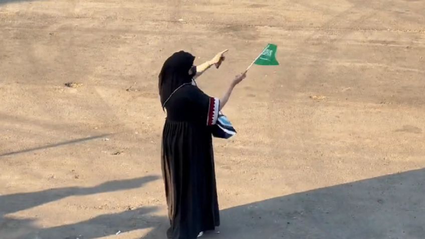 VIDEO: una mujer musulmana se deja llevar y festeja sola el triunfo de Arabia Saudita frente a Argentina