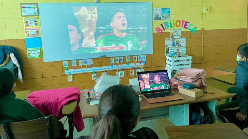 Maestra sorprende a sus alumnos con transmisión del partido México vs Polonia: "Para que en unos años me recuerden"