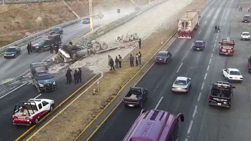 VIDEO | El momento exacto en que un tráiler cargado con cemento vuelca en la carretera México-Veracruz