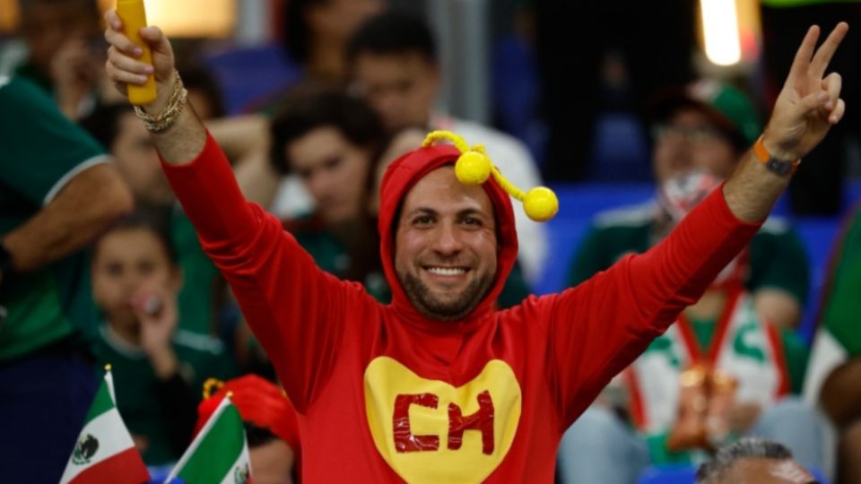 Un aficionado mexicano atrajo las miradas durante el partido México-Polonia. FOTO: EFE