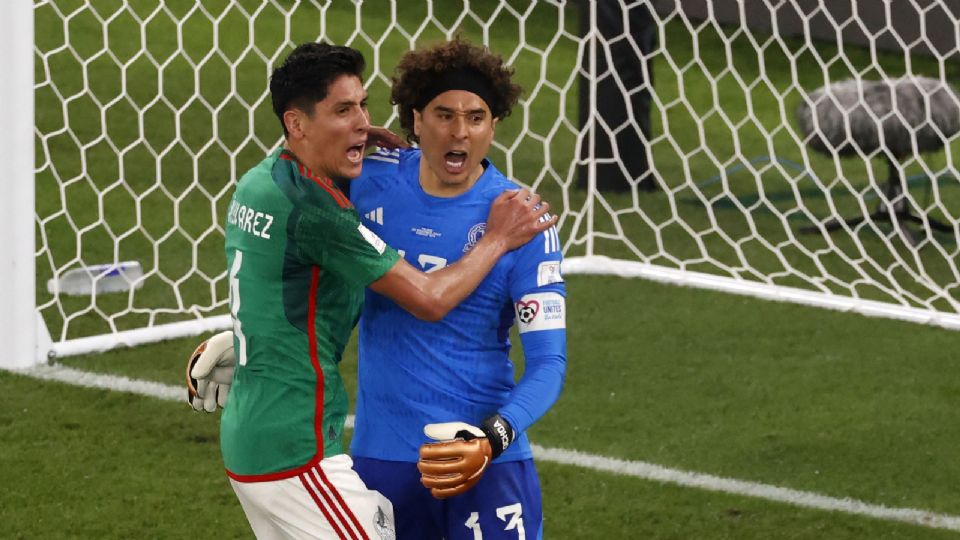 Memo Ochoa detuvo un penal a Robert Lewandowski.