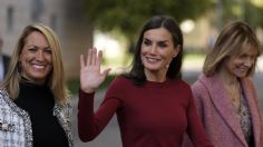 La Reina Letizia usa los pantalones de cuero ideales para rejuvenecer el look de mujeres maduras