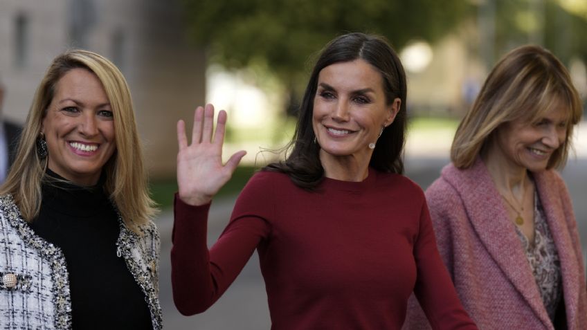 La Reina Letizia usa los pantalones de cuero ideales para rejuvenecer el look de mujeres maduras