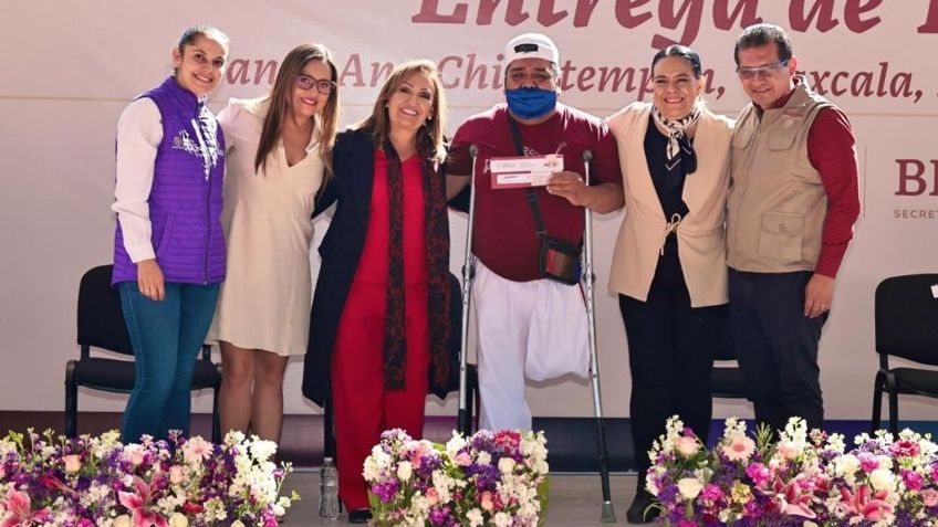 Lorena Cuéllar entrega tarjetas de apoyo a personas con capacidades diferentes