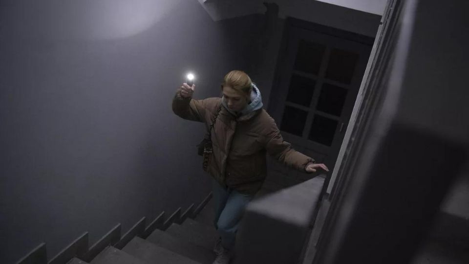 Anastasia Pyrozhenko sube las escaleras de su edificio de apartamentos en Kiev, Ucrania.
