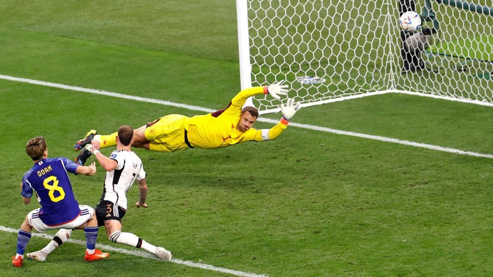 Ritsu Doan de Japón vence al portero alemán Manuel Neuer para anotar el 1-1 durante el partido de fútbol del grupo E de la Copa Mundial.
