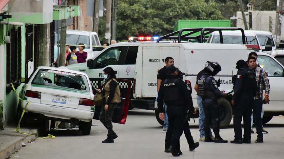 Taxi que conducía Pedro Pablo Kumul al momento de ser asesinado a balazos. FOTO: EFE