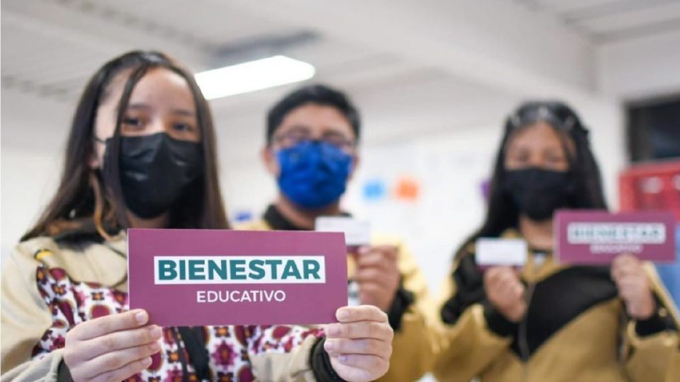 Claudia Sheinbaum celebró que la beca universal sea ley en la CDMX