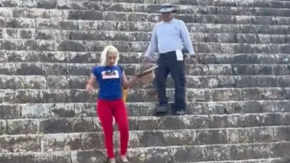 Abigail Villalobos subió a la pirámide de El Castillo en la zona arqueológica de Chichén Itzá, lo que generó el enojo de los presentes