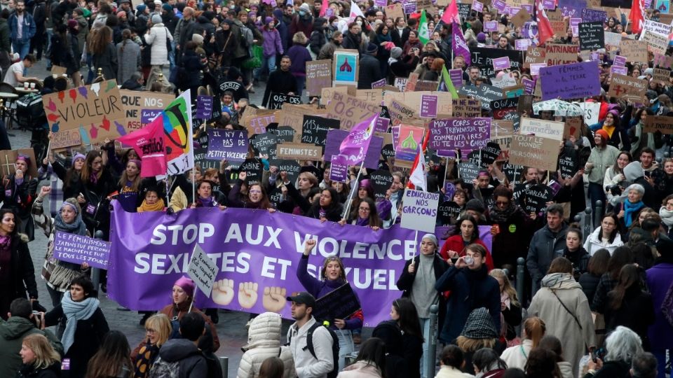 Cientos de personas protestaron para crear conciencia sobre la violencia y los prejuicios contra las mujeres