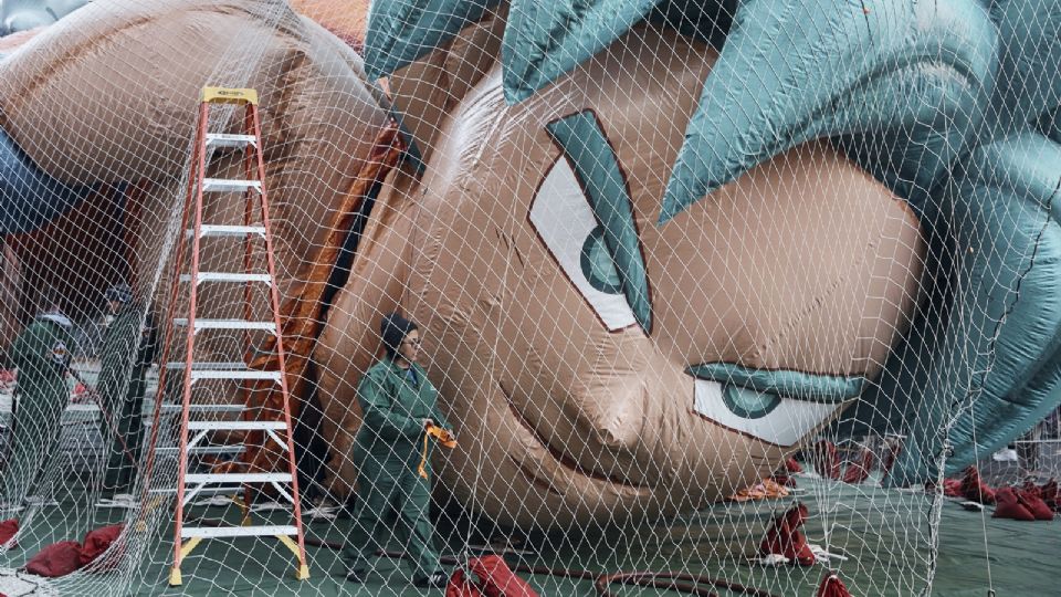 Trabajadores inflan un globo con el personaje de Goku en las calles de NY