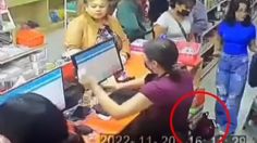 VIDEO | En cuestión de segundos: una mujer robó la mochila de una cajera con su pie