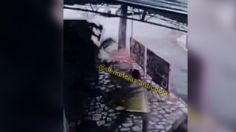 VIDEO | El brutal momento en que un camión arrolla a dos mujeres afuera de un restaurante