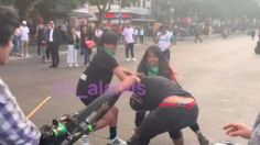 VIDEO | Mujeres golpean a ciclista que atropelló a una niña en la marcha del 25N