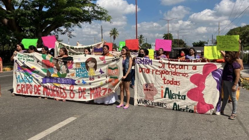 Oaxaca se suma a marcha del 25N: paralizan carretera de Juchitán para exigir alto a la violencia contra las mujeres