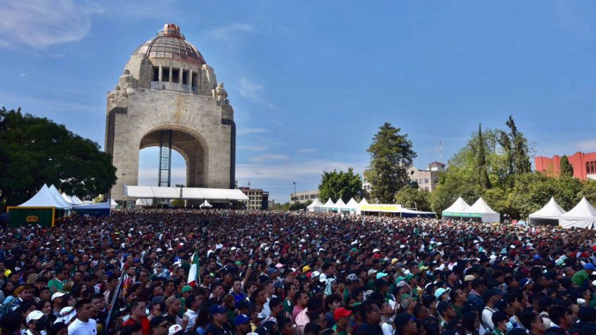 Miles de mexicanos inundan el Monumento a la Revolución por el México vs Argentina en Qatar 2022