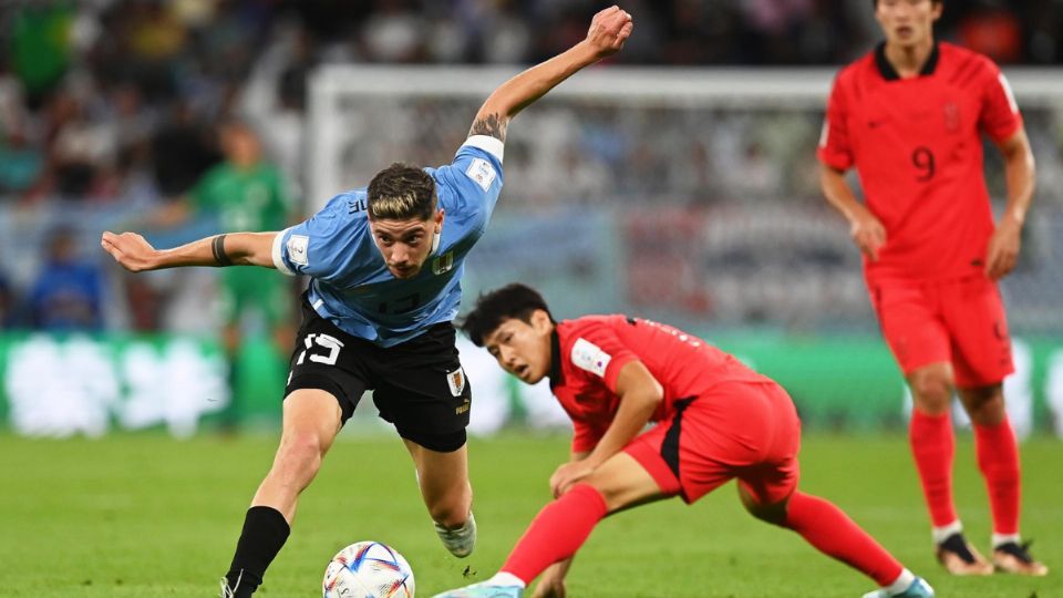 Federico Valverde de Uruguay en acción contra Lee Kang-in de Corea del Sur durante el partido de fútbol del grupo H.