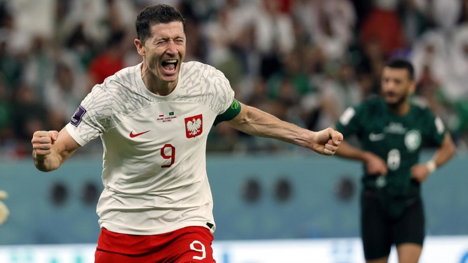 Robert Lewandowski de Polonia celebra el 2-0 durante el partido de fútbol del grupo C de la Copa Mundial de la FIFA 2022.