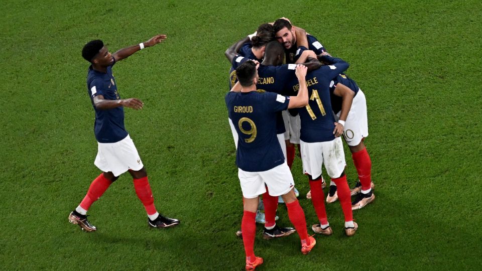 Los jugadores de Francia celebran el gol inicial del equipo del delantero francés Kylian Mbappe.