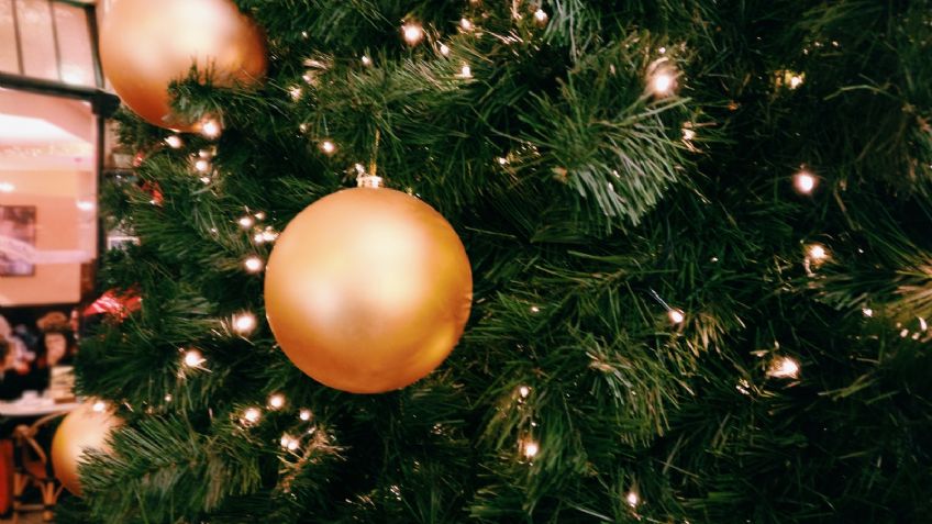 ¡Olvídate de las esferas! Los globos son la tendencia para decorar el árbol de Navidad