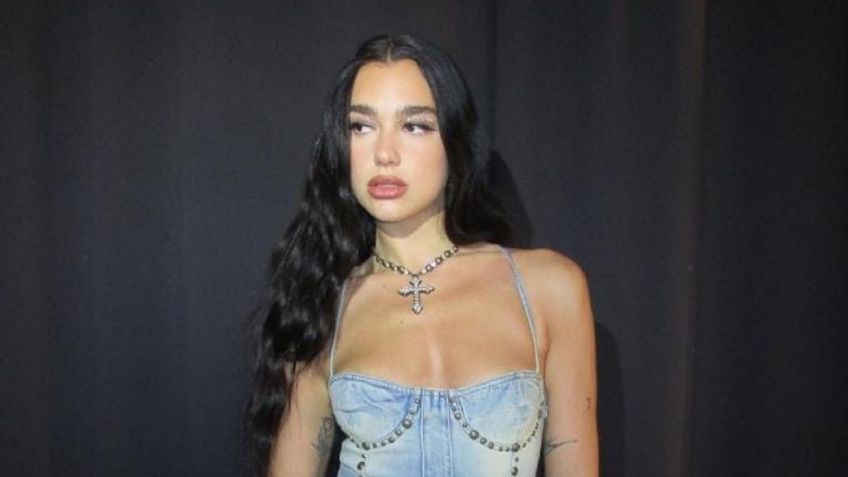 De frente, Dua Lipa derrocha elegancia con este vestido azul