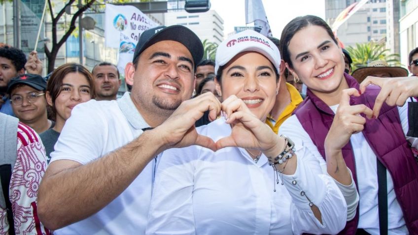 Indira Vizcaíno asiste con miembros de su gabinete a la marcha pro AMLO