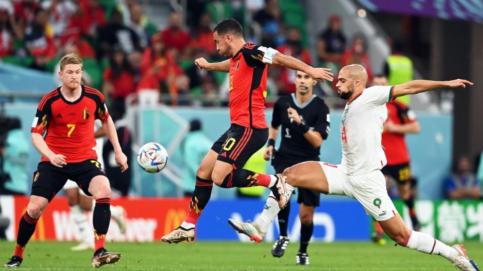 Eden Hazard de Bélgica en acción contra Sofyan Amrabat de Marruecos.