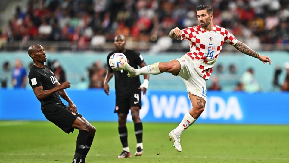 Marko Livaja de Croacia en acción contra Atiba Hutchinson de Canadá durante el partido de fútbol del grupo F de la Copa Mundial de la FIFA 2022 entre Croacia y Canadá.