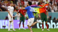 Qatar 2022: un aficionado salta al césped con una bandera LGBT+ en el Portugal vs Uruguay