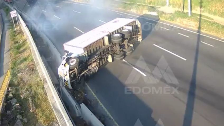 VIDEO: el momento exacto en que un camión pierde el control y vuelca en la Toluca-México