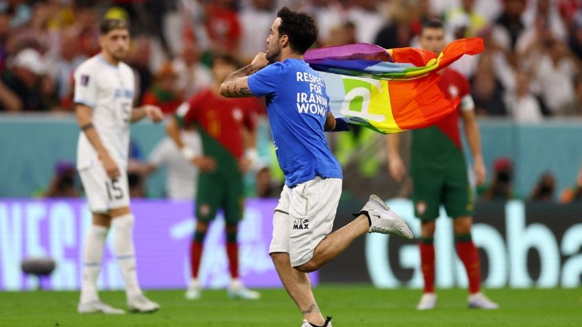 Qatar 2022: un aficionado salta al césped con una bandera LGBT+ en el Portugal vs Uruguay