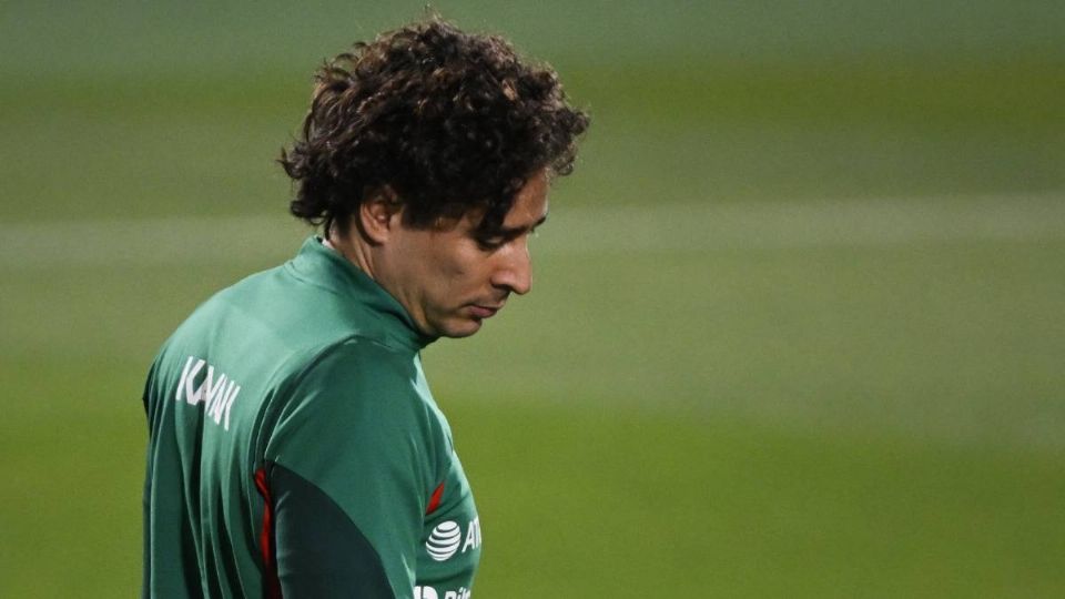 Guillermo Ochoa durante un entrenamiento en Qatar 2022.