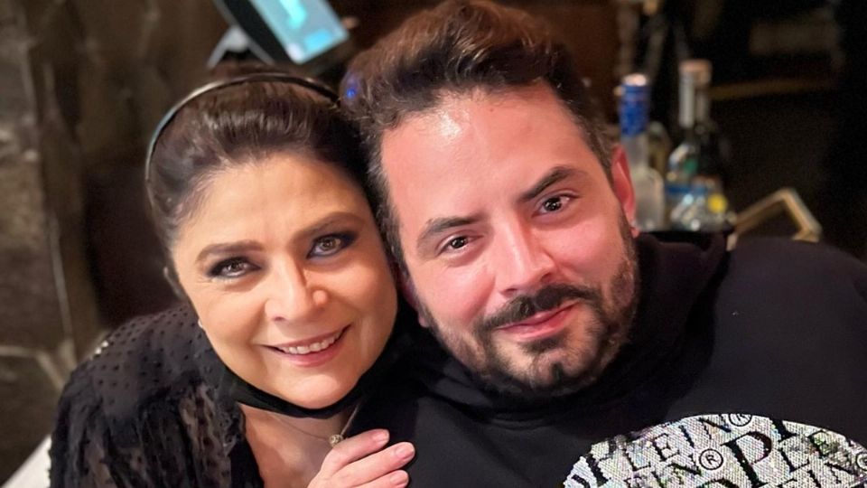 José Eduardo Derbez toma en broma el pleito de sus papás. Foto ig @victoriaruffo