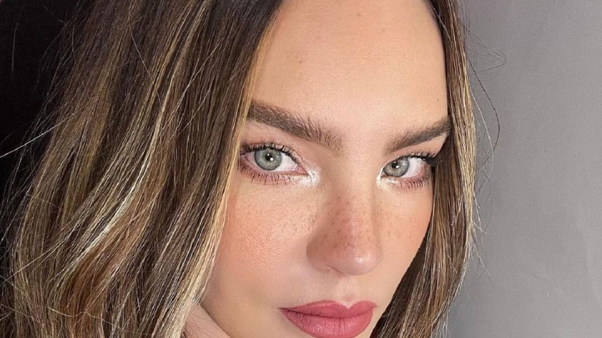 Belinda sube la temperatura frente al espejo y con un ajustado look