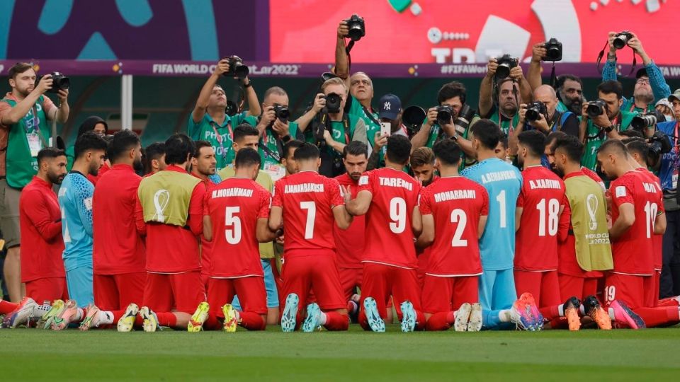 Los iraníes se arrodillaron y no cantaron el himno en su primer partido contra Inglaterra.