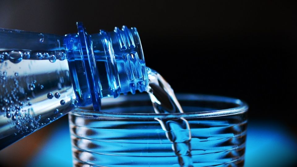 Algunas personas buscan cumplir con cierta cantidad de agua al día.