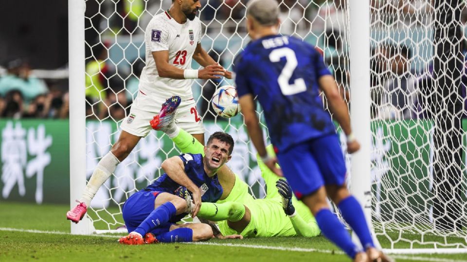 Christian Pulisic de Estados Unidos reacciona después de marcar el gol de apertura en el partido del grupo B.