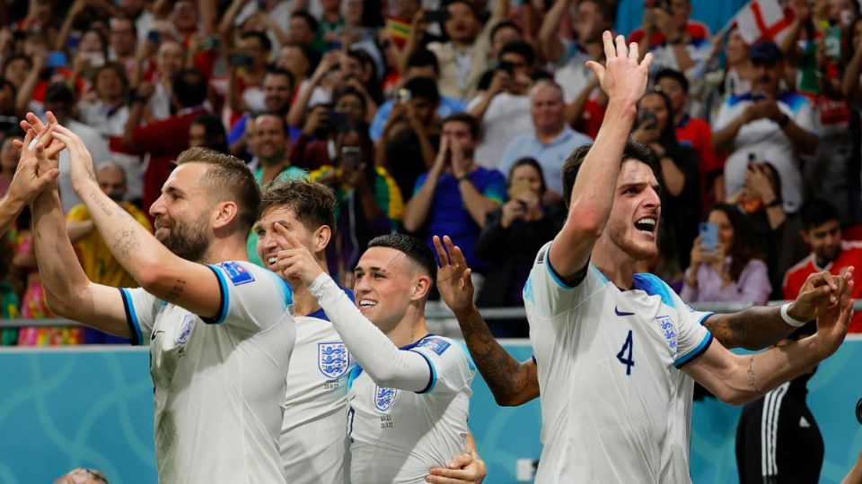 Phil Foden de Inglaterra celebra con sus compañeros de equipo después de anotar la ventaja de 2-0 durante el partido de fútbol del grupo B.