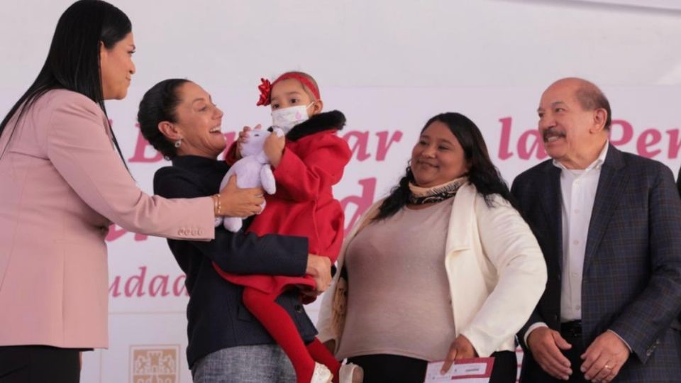 Claudia Sheinbaum durante la entrega de las tarjetas de Bienestar para personas con discapacidad