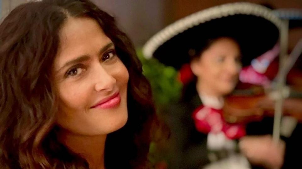 Sin importar el lugar Salma Hayek lleva un pedacito de México.