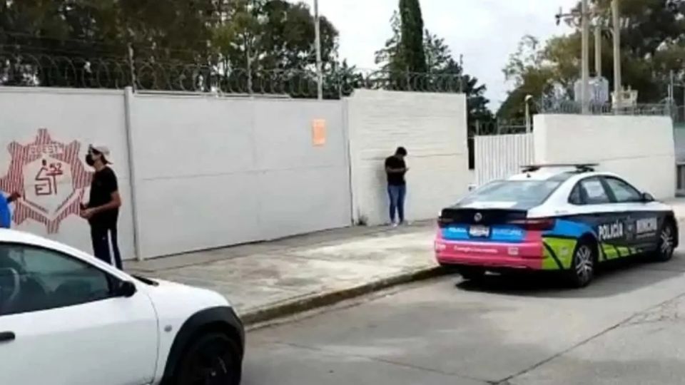 Una decena de patrullas llegó a la secundaria tras recibir la alerta de un alumno armado.