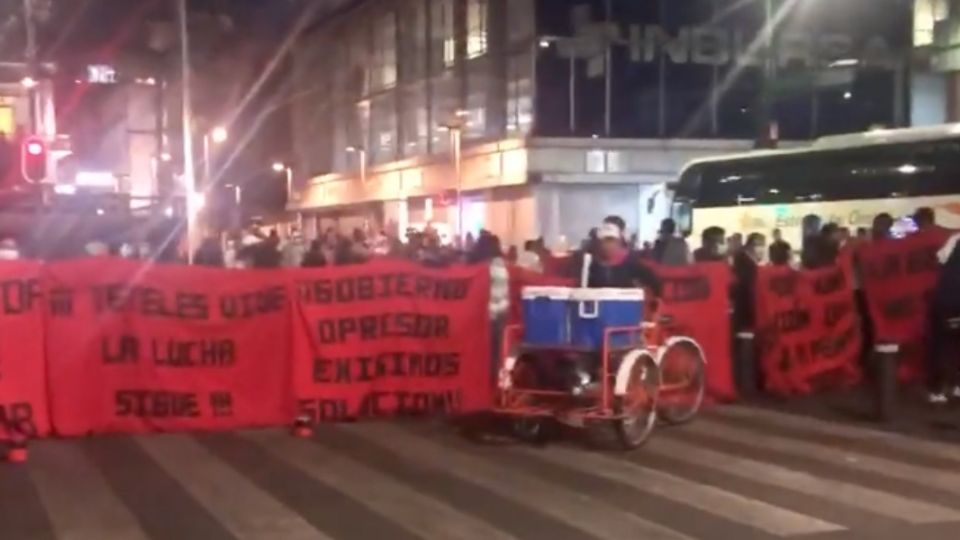 La circulación vial se ha visto afectada toda la tarde. De igual forma, tomaron una unidad del Microbús y la atravesaron en la vía