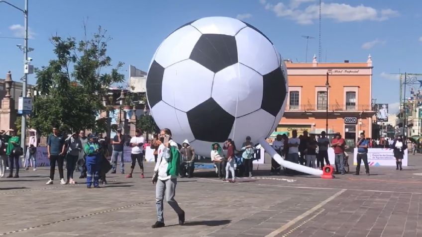 Disfrutan del partido de México en el centro de la ciudad de Aguascalientes