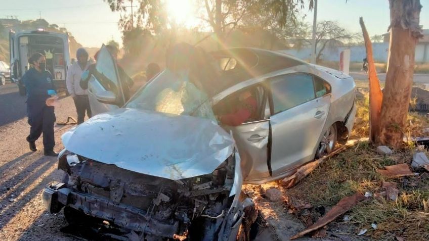 Conductor se salva de morir al terminar prensado en su vehículo tras fuerte accidente