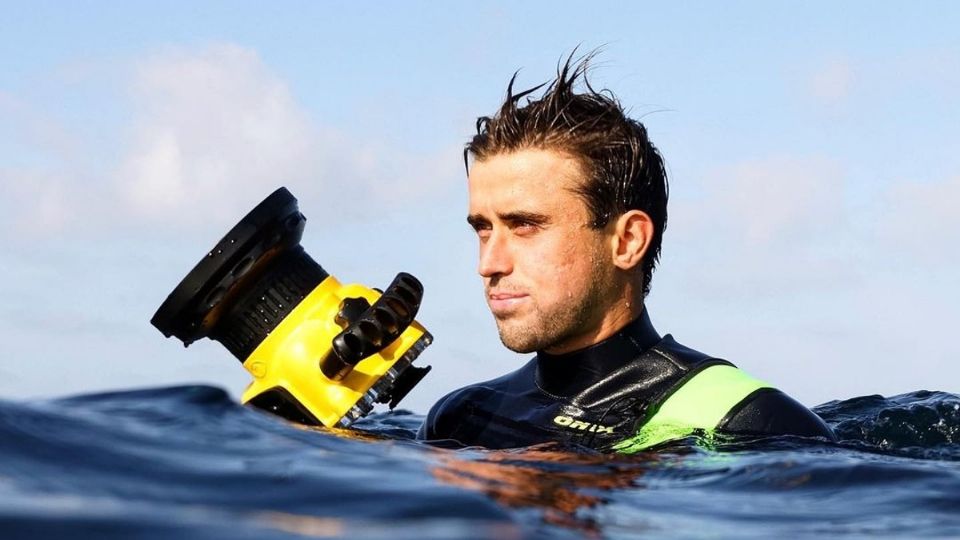 Además de ser instructor de surf, se dedica a la fotografía.