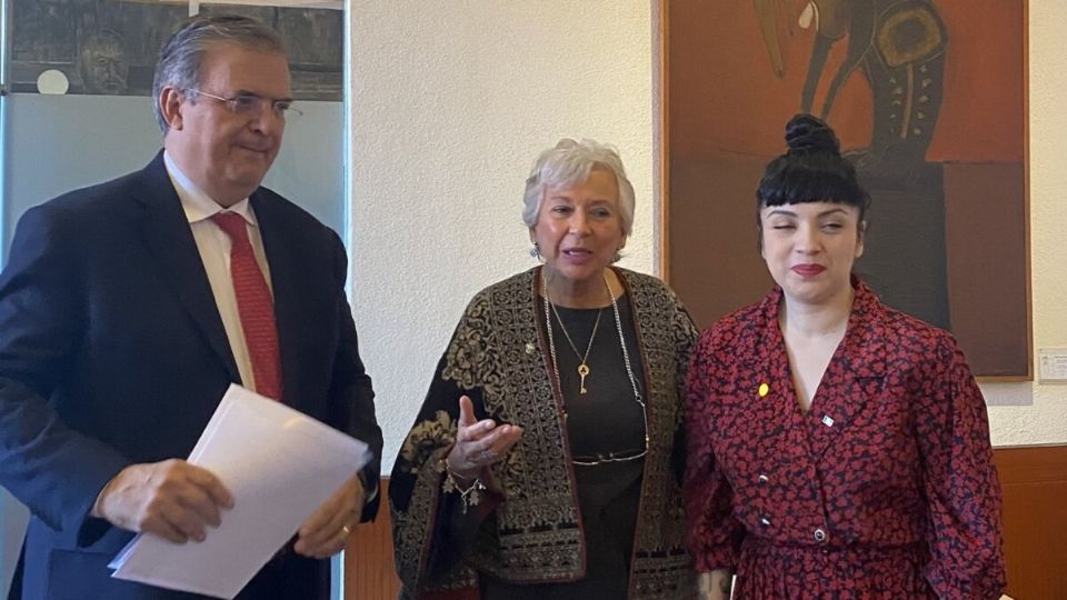 Mon Laferte recibió su carta de naturalización de manos de Ebrard y Sánchez Cordero