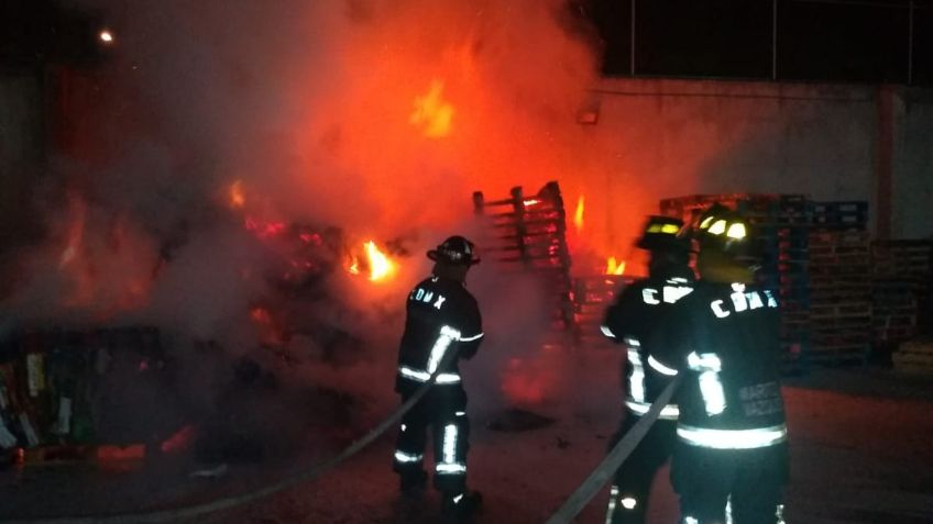 Se incendia el área de carga y descarga del centro comercial Portal Centro en Lorenzo Boturini