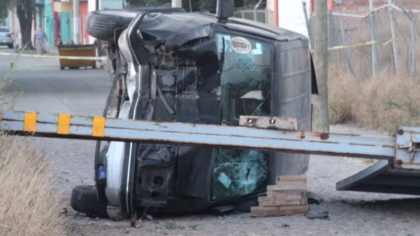 Pierde la vida al salir expulsado de su camioneta tras accidente